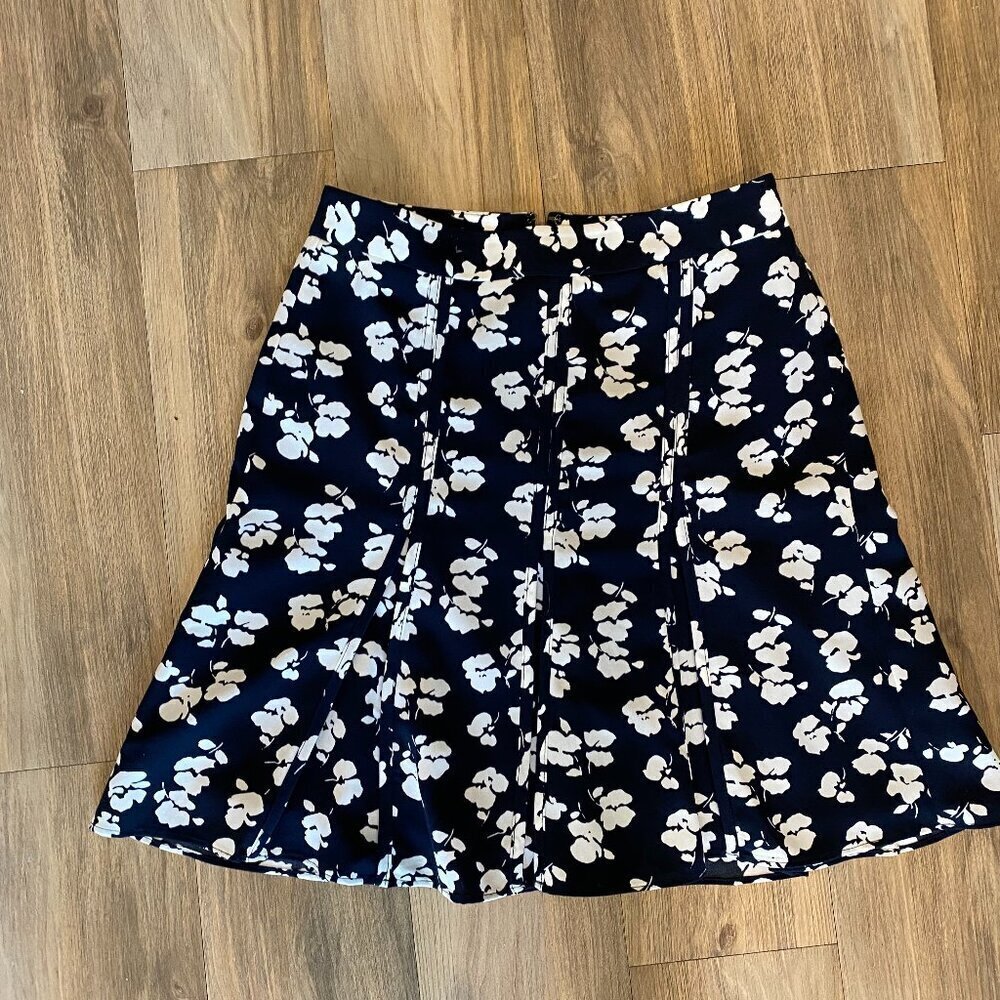 Ann Taylor Navy and White Pleated Mini Skirt - Size 0